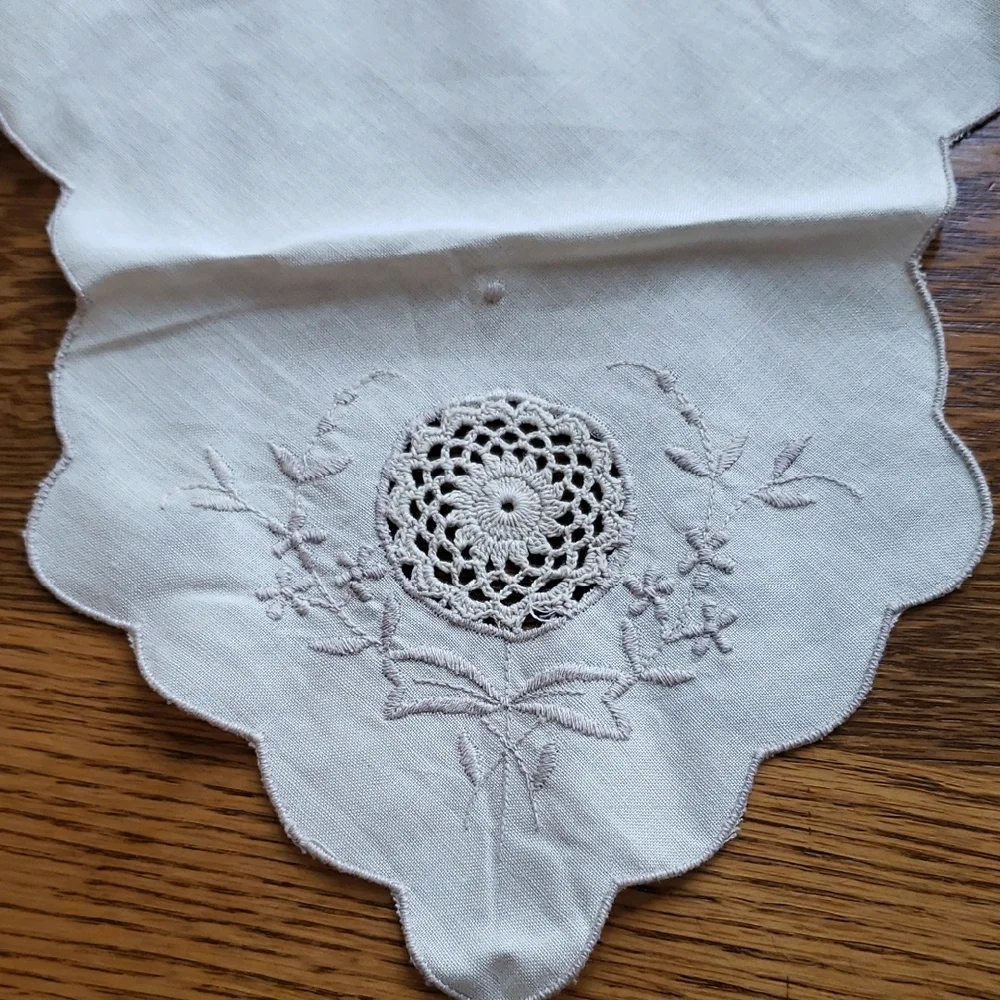 Vtg- Embroidered Cream Bread Basket Linen